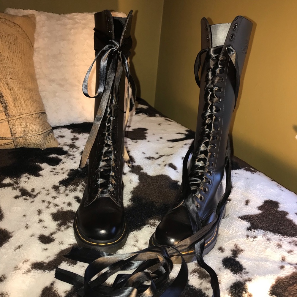 🖤20 EYE KNEE HIGH DR. MARTENS🖤